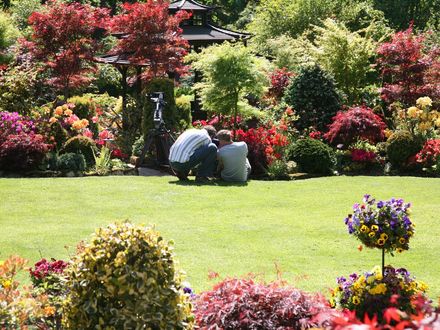 Gardeners_World_on_lawn.jpg