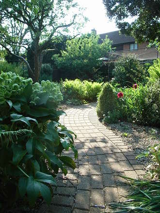 Hidden garden - May 2008