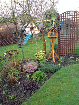 Trellis bed/bird table.